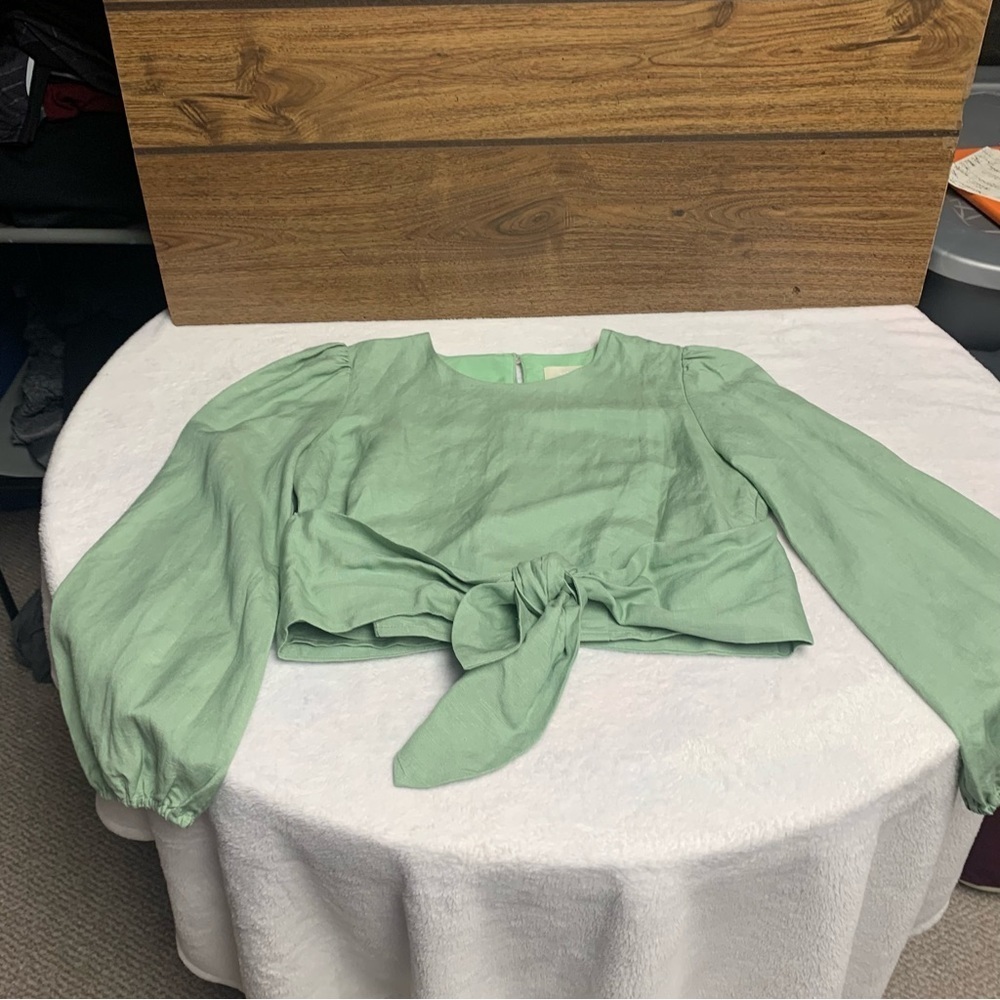 Capulet crop shirt size medium green elastic sleeves tie at waist very unique - Picture 12 of 12